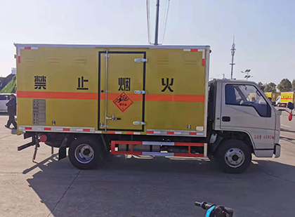 松桃爆破器材运输车工人安全操作规范与智能技术保障