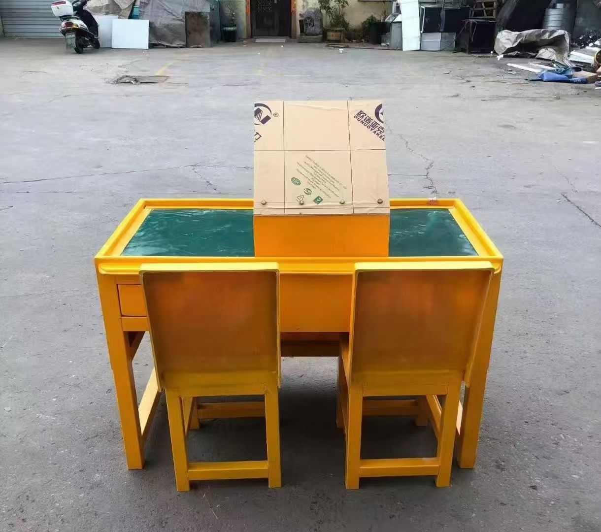 松桃防静电导通桌井下煤矿火工品发放桌：危险品流转的安全守护者